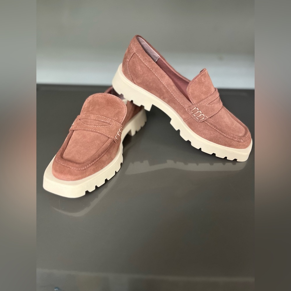 Dolce Vita Elias Flats -color
Mauve Suede  Size 9  new  no 📦 box